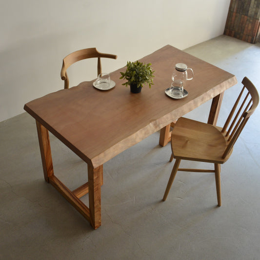 プラタナス一枚板 ダイニングテーブルとしての使用イメージ