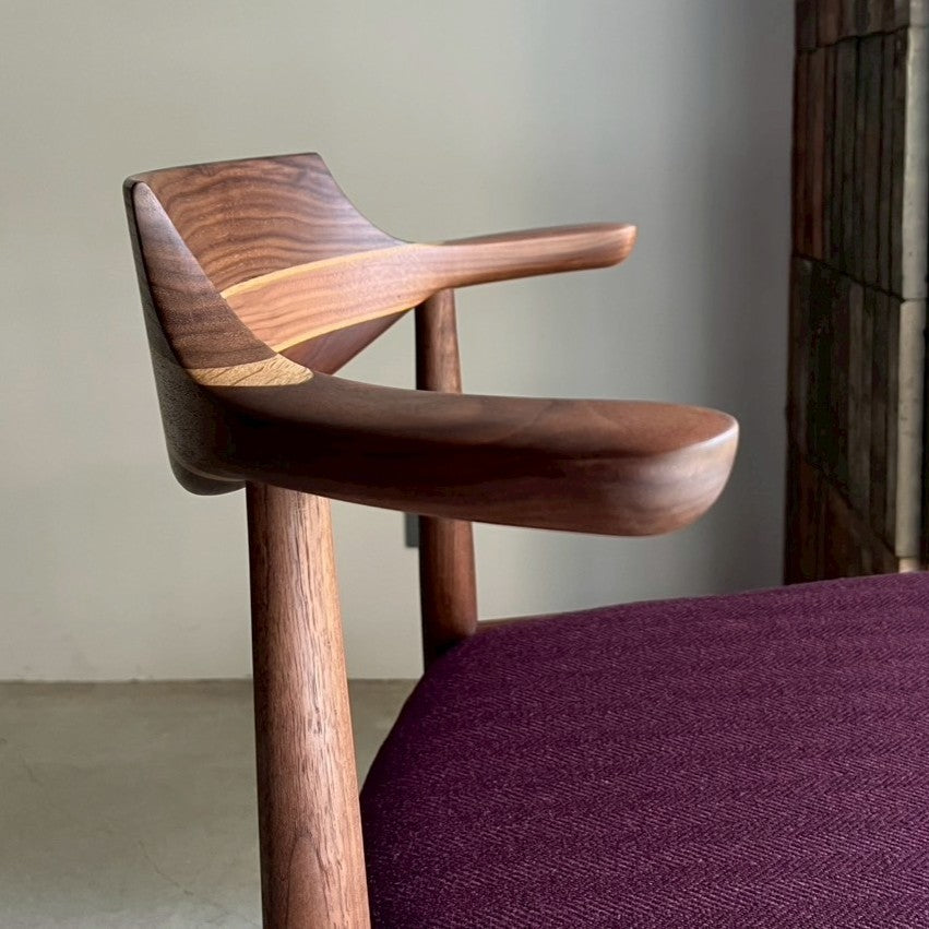 シズクルチェア(ウォールナット・肘掛けのアップ)