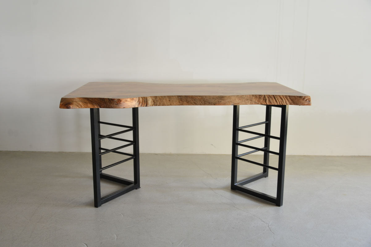 楠一枚板（ブイスチール脚との組み合わせ）