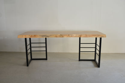 栃一枚板とブイスチール脚との組み合わせ