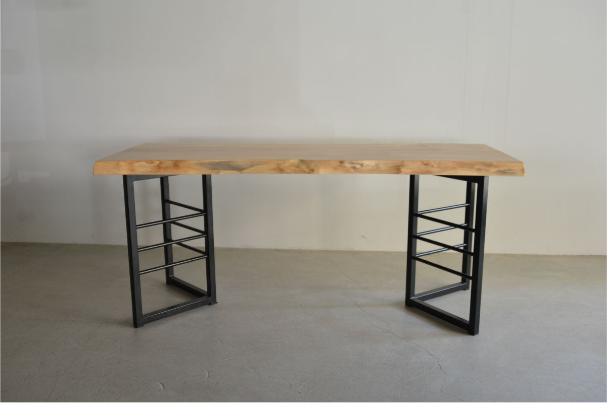 栃一枚板とブイスチール脚との組み合わせ