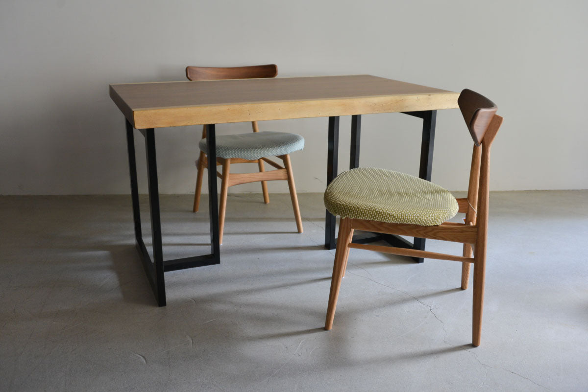 モンキーポッド一枚板（MDスチール脚・ビーグルチェアとの組み合わせ）