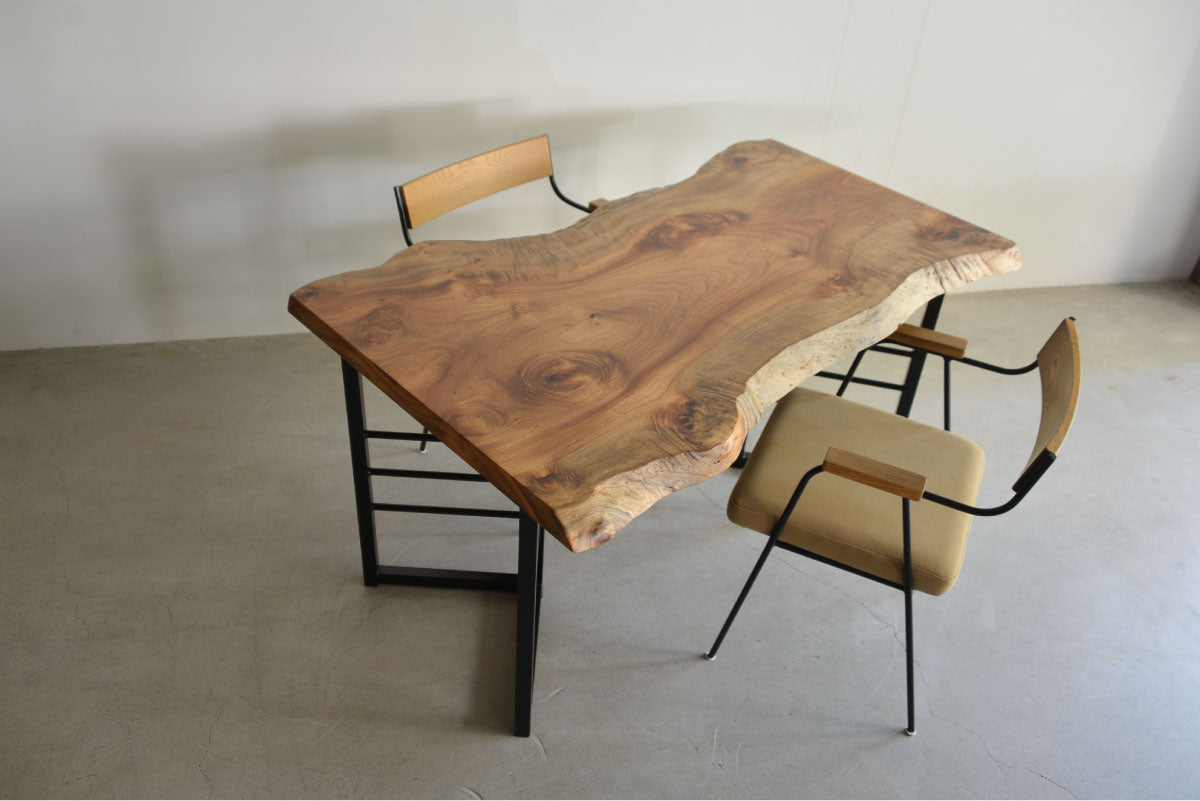 楠一枚板（ブイスチール脚・ラズルチェアとの組み合わせ）