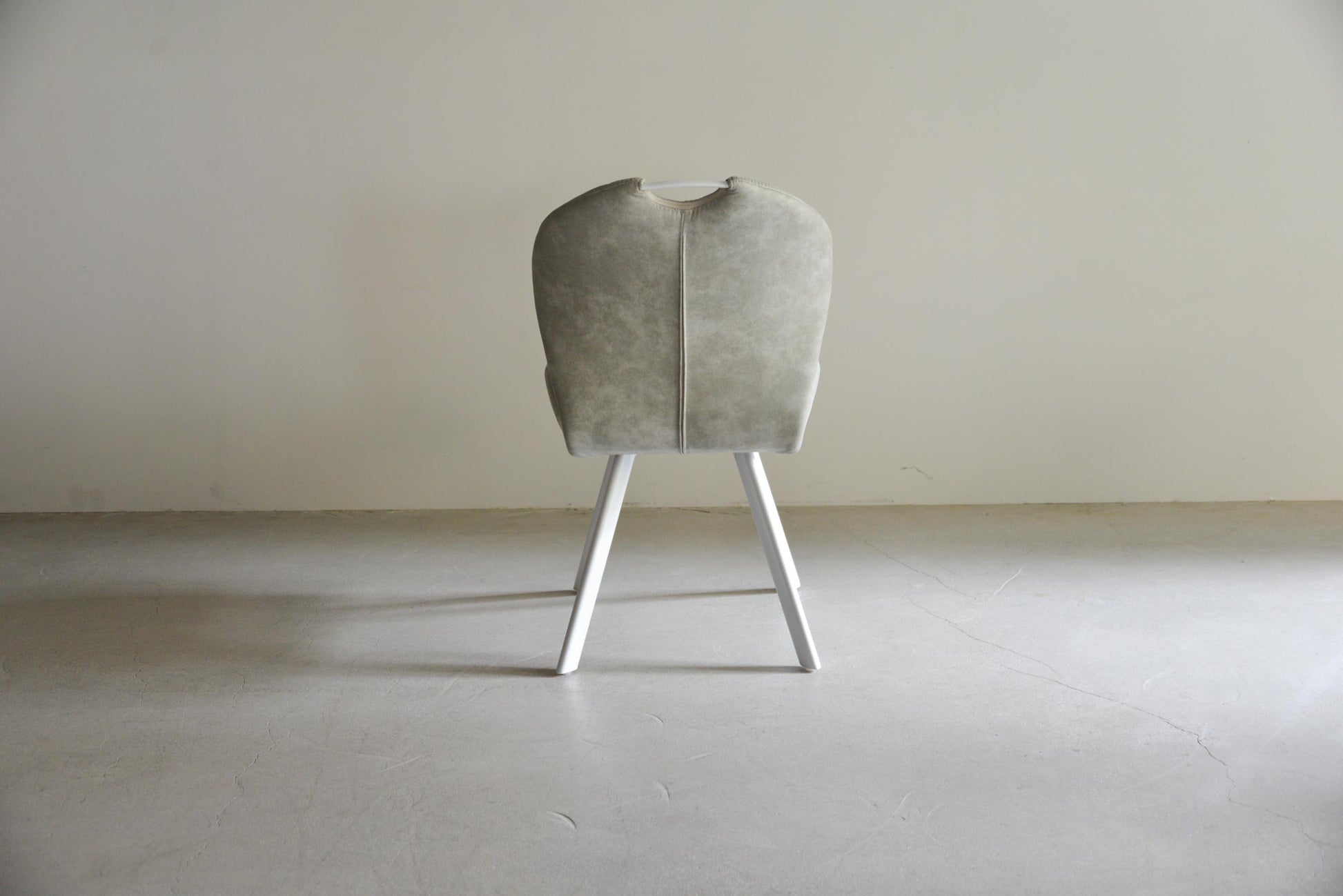 BWチェア（後ろから）