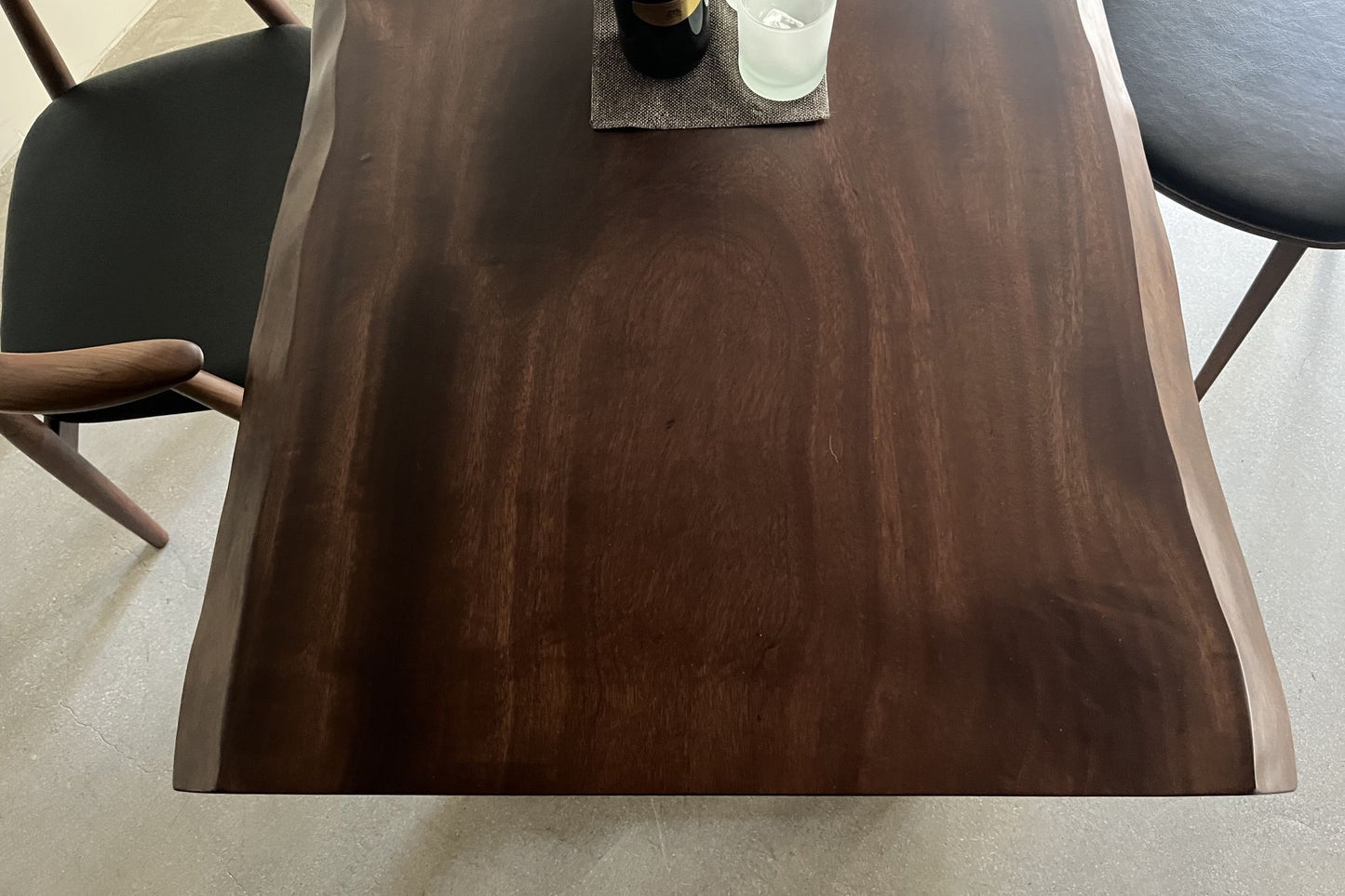 楠一枚板の天板のアップ