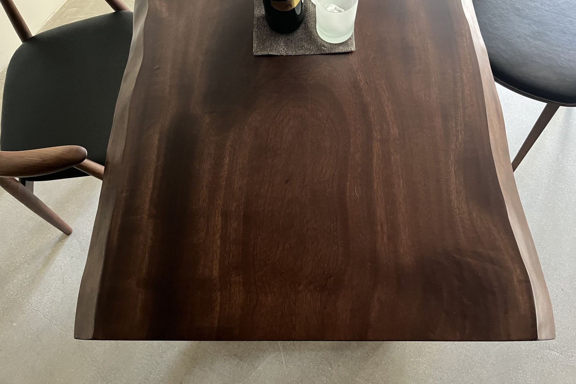 楠一枚板の天板のアップ