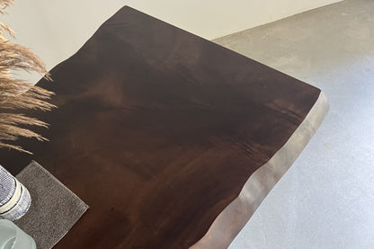 楠一枚板の天板のアップ