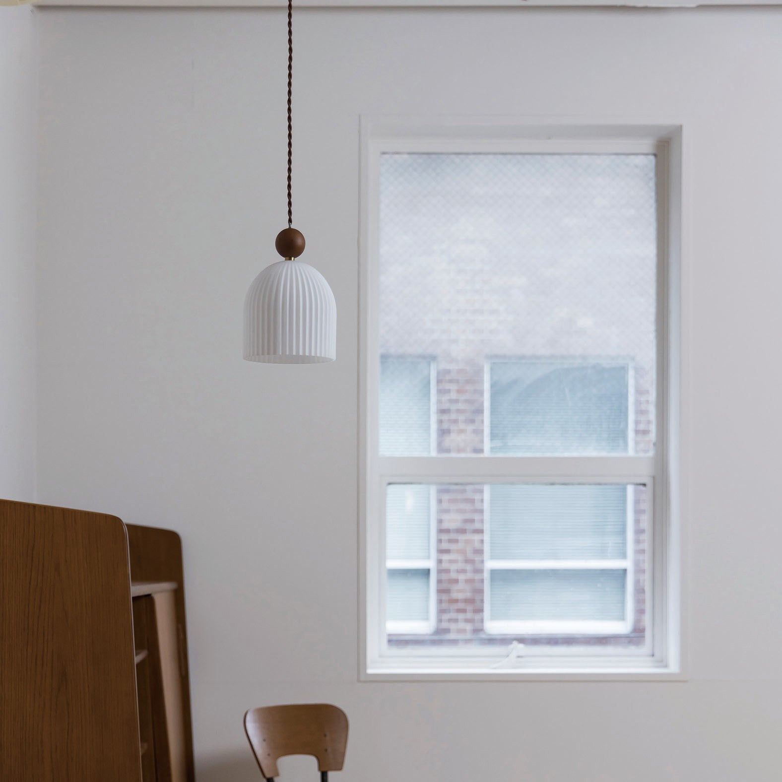 ムルクペンダントライト　正面から（消灯時）