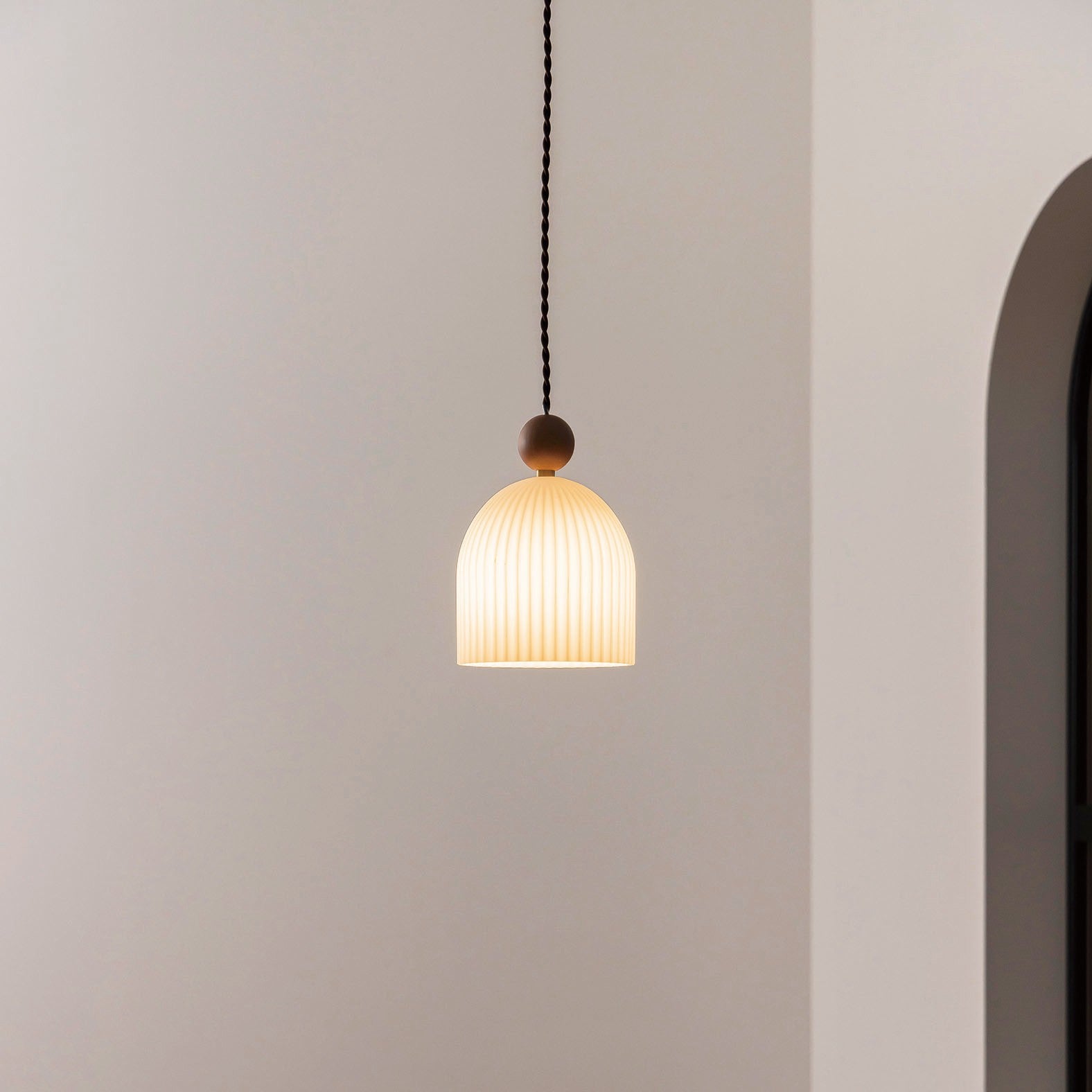 ムルクペンダントライト　正面から（点灯時）