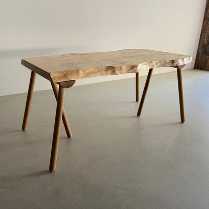 ポプラ一枚板とトライパッド脚の組合せ写真