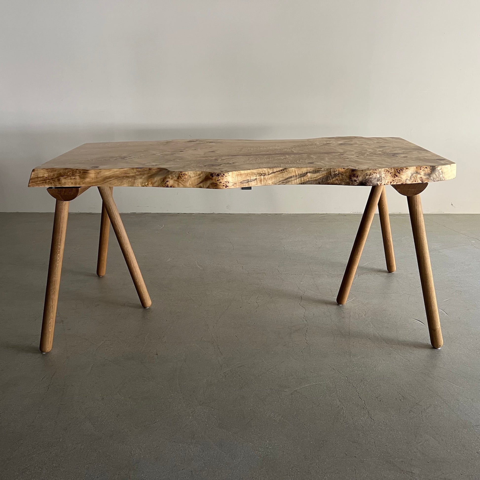 ポプラ一枚板とトライパッド脚の組合せ写真