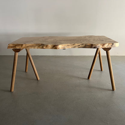 ポプラ一枚板とトライパッド脚の組合せ写真