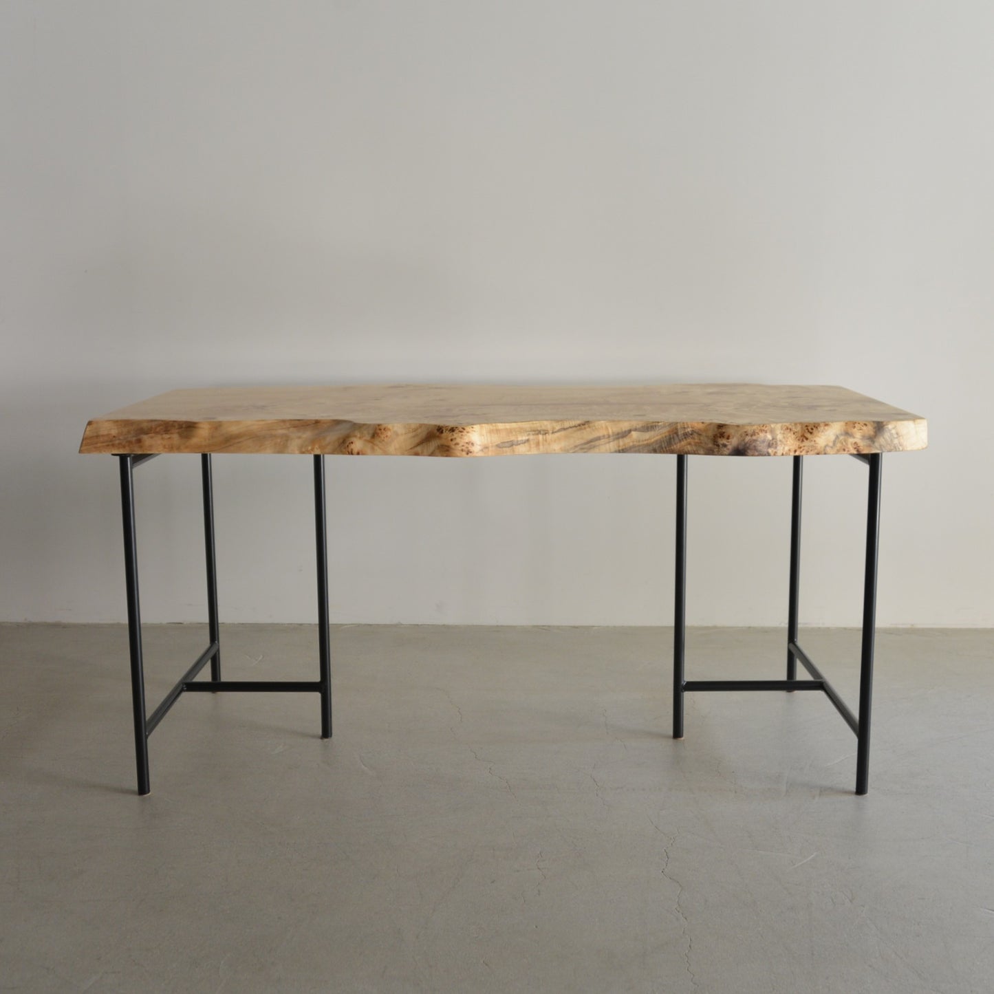 ポプラ一枚板とクラディスチール脚の組み合わせ写真