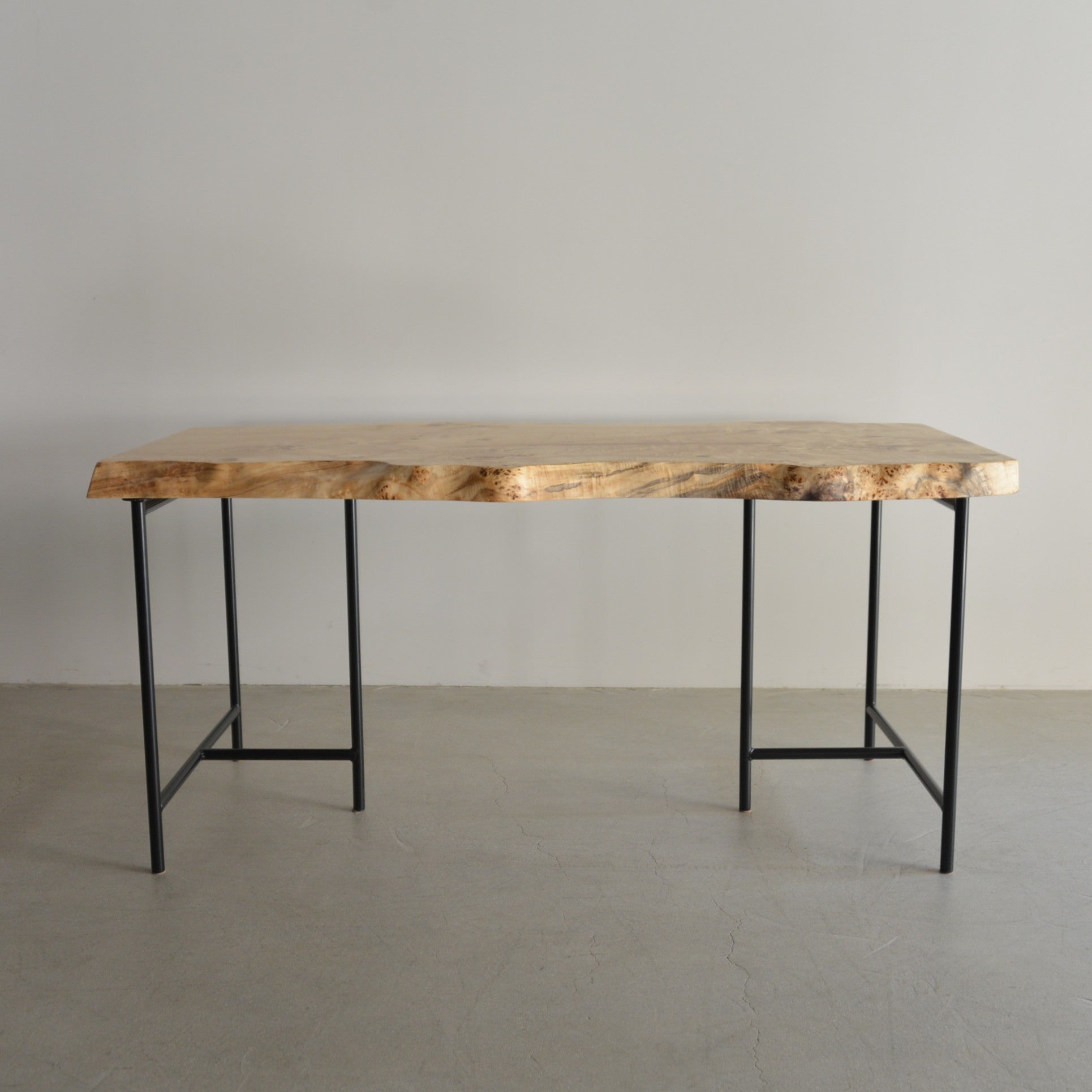 ポプラ一枚板とクラディスチール脚の組み合わせ写真