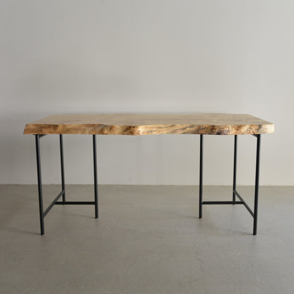 ポプラ一枚板とクラディスチール脚の組み合わせ写真