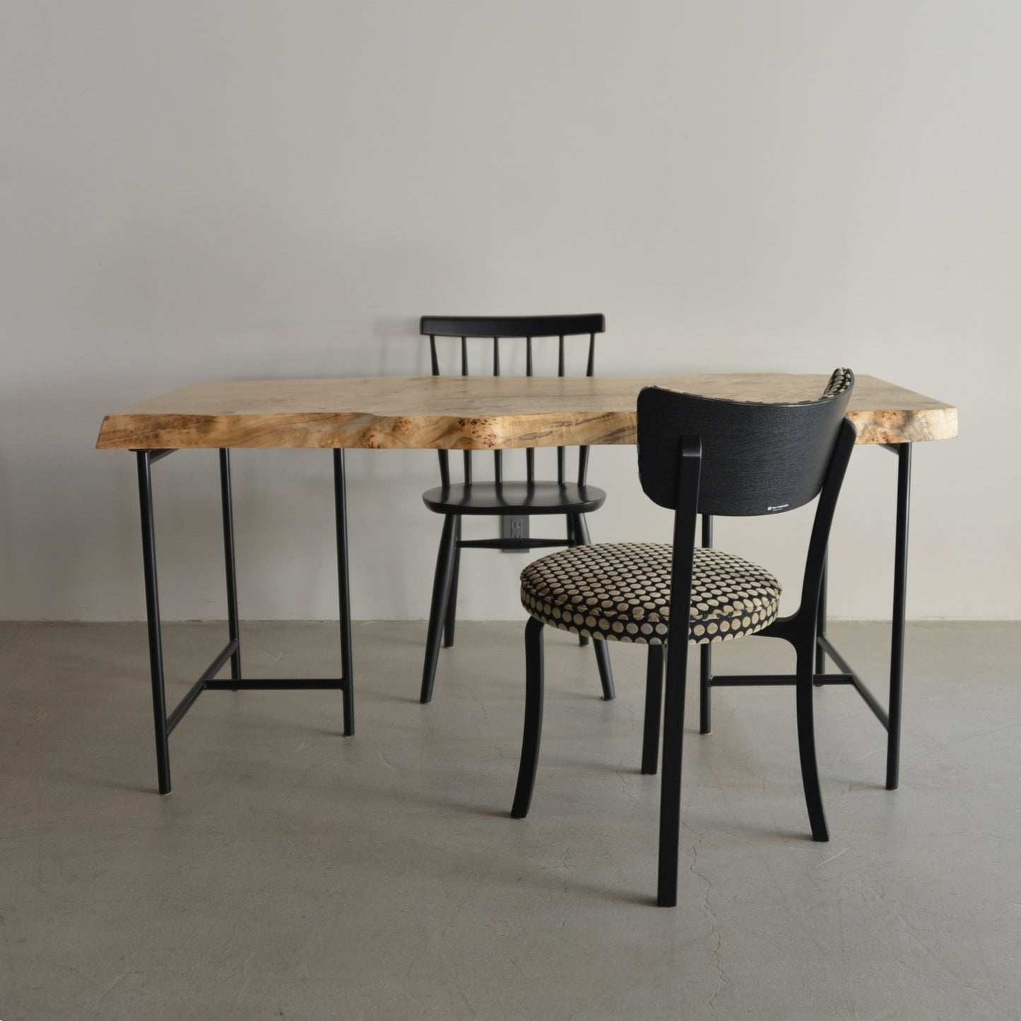 ポプラ一枚板とクラディスチール脚の組み合わせ写真