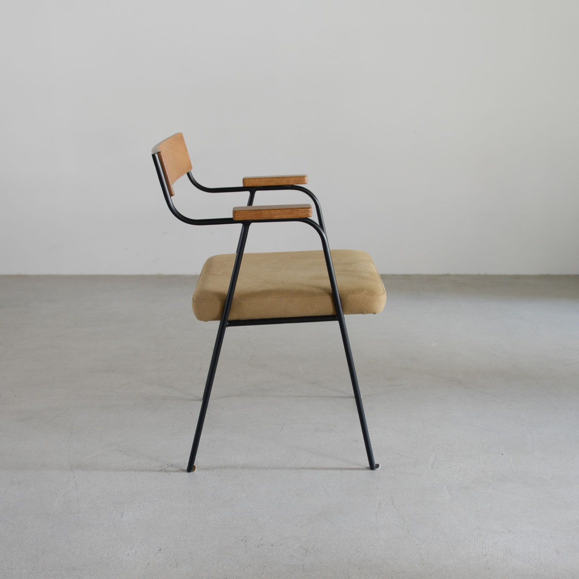 ラズルチェア02横から（木部コナラ、張地キャンバスベージュ）