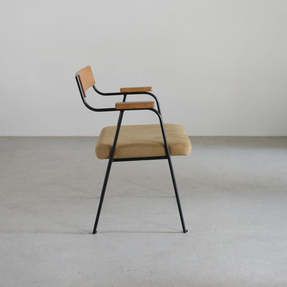 ラズルチェア02横から（木部コナラ、張地キャンバスベージュ）