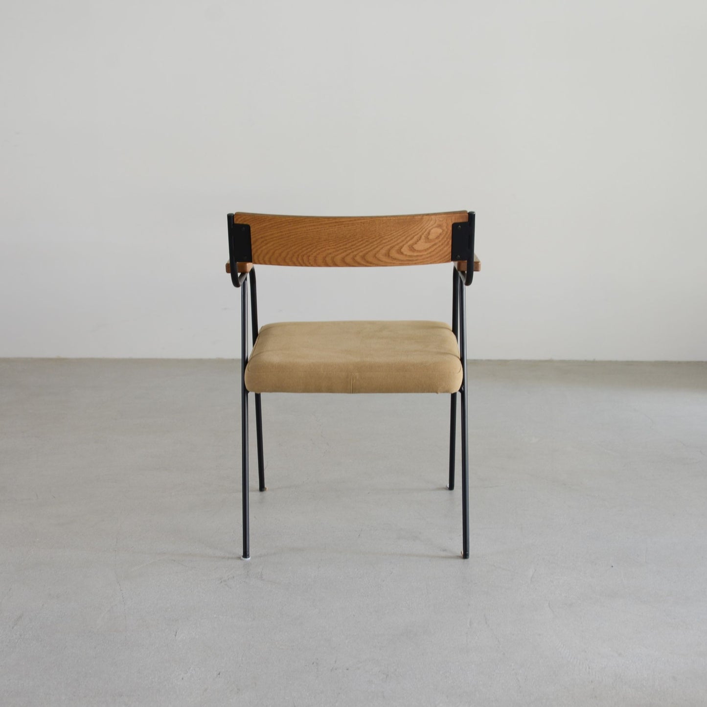 ラズルチェア02背面から　（木部コナラ、張地キャンバスベージュ）