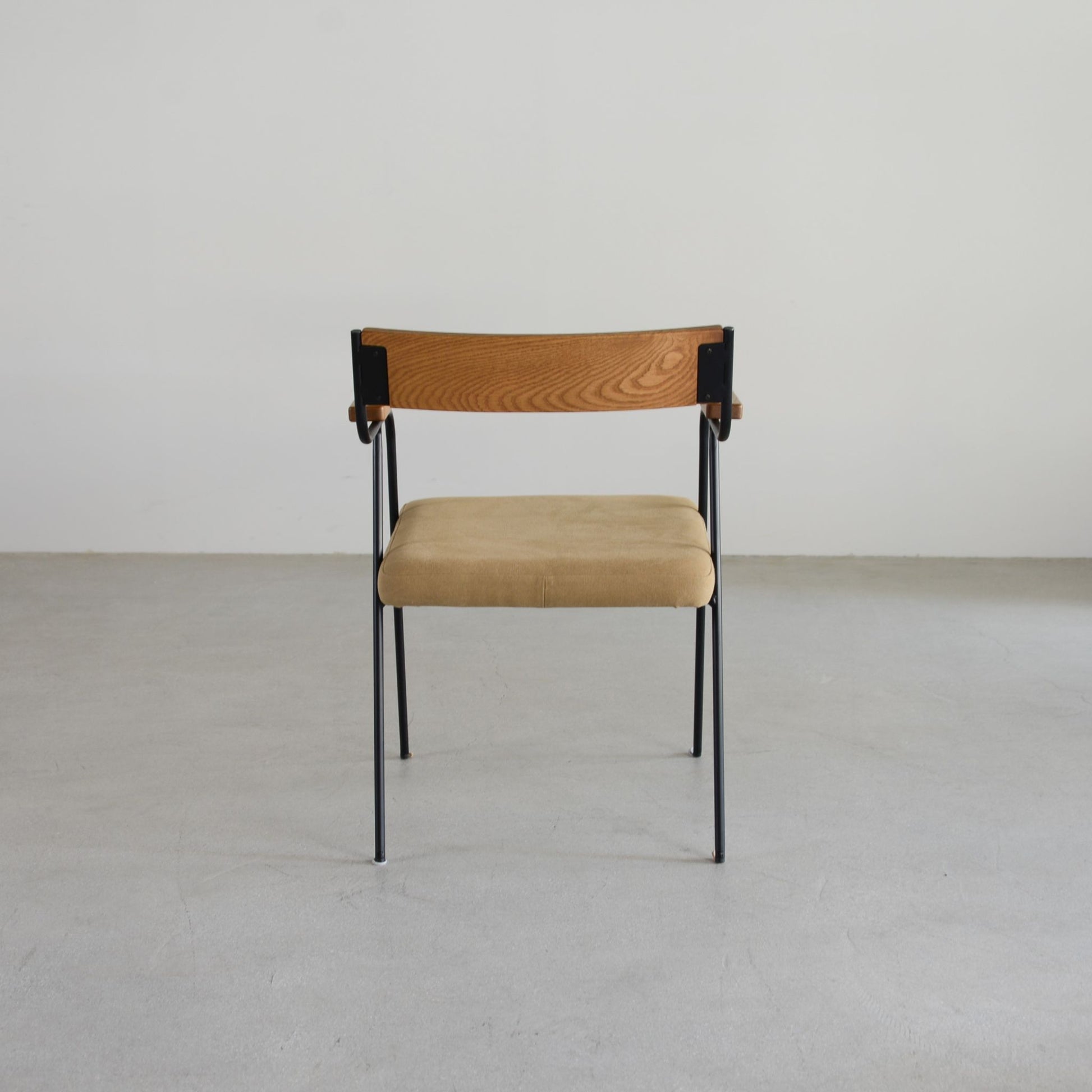 ラズルチェア02背面から　（木部コナラ、張地キャンバスベージュ）