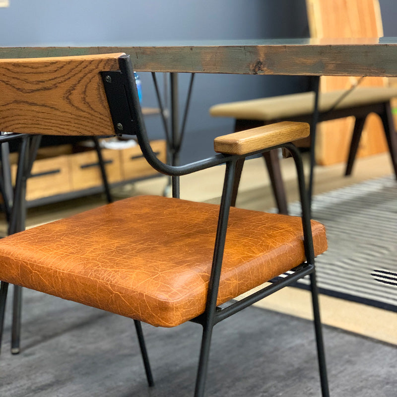 ラズルチェア02　（木部コナラ、張地PVCキャメル）