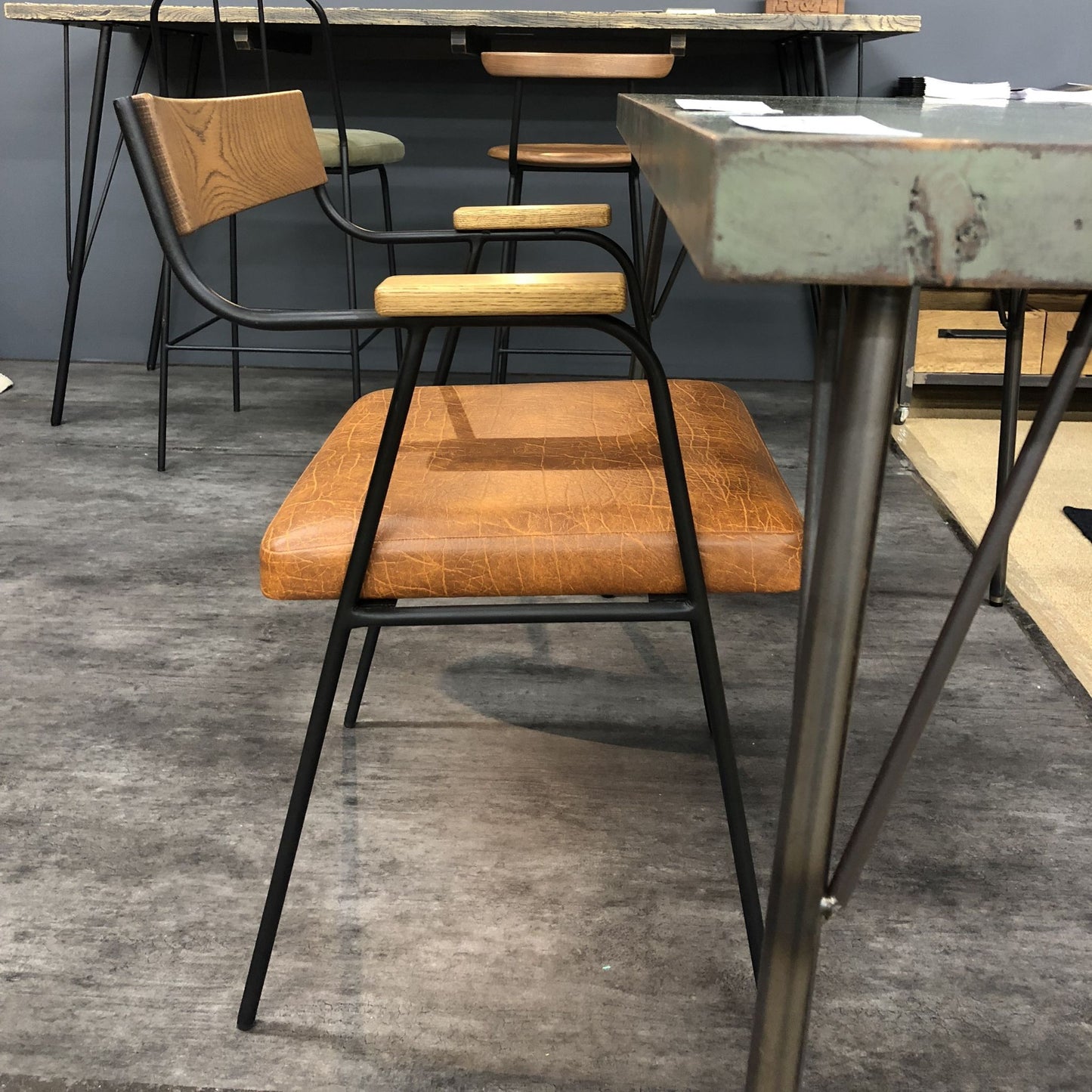 ラズルチェア02　（木部コナラ、張地PVCキャメル）