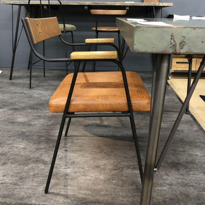 ラズルチェア02　（木部コナラ、張地PVCキャメル）