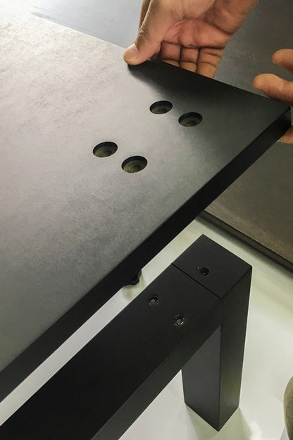 SAIコタツテーブル　脚の取り付けシーン