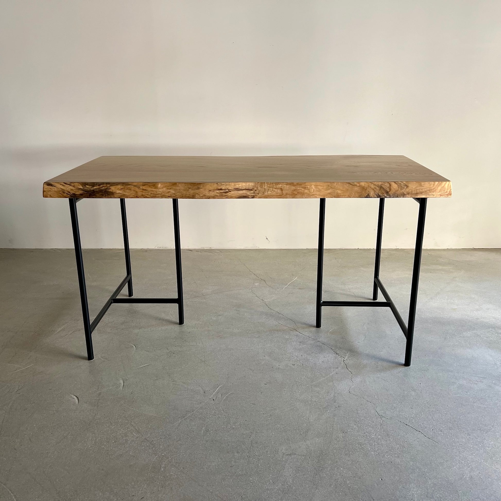 栓（せん）一枚板　クラディスチール脚との組み合わせ写真