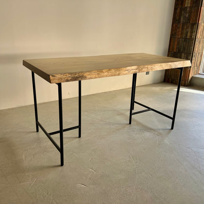 栓（せん）一枚板　クラディスチール脚との組み合わせ写真