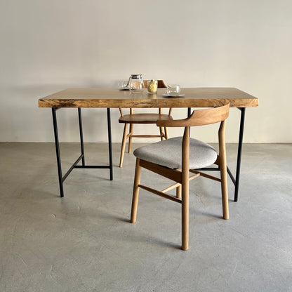 栓（せん）一枚板　2人掛けダイニングテーブルの使用例