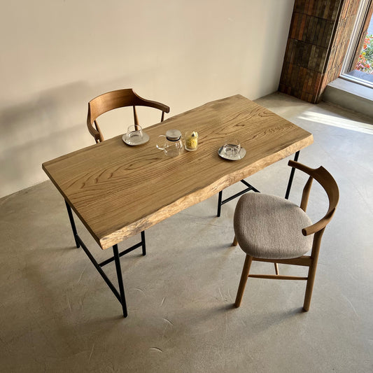 栓（せん）一枚板　2人掛けダイニングテーブルの使用例