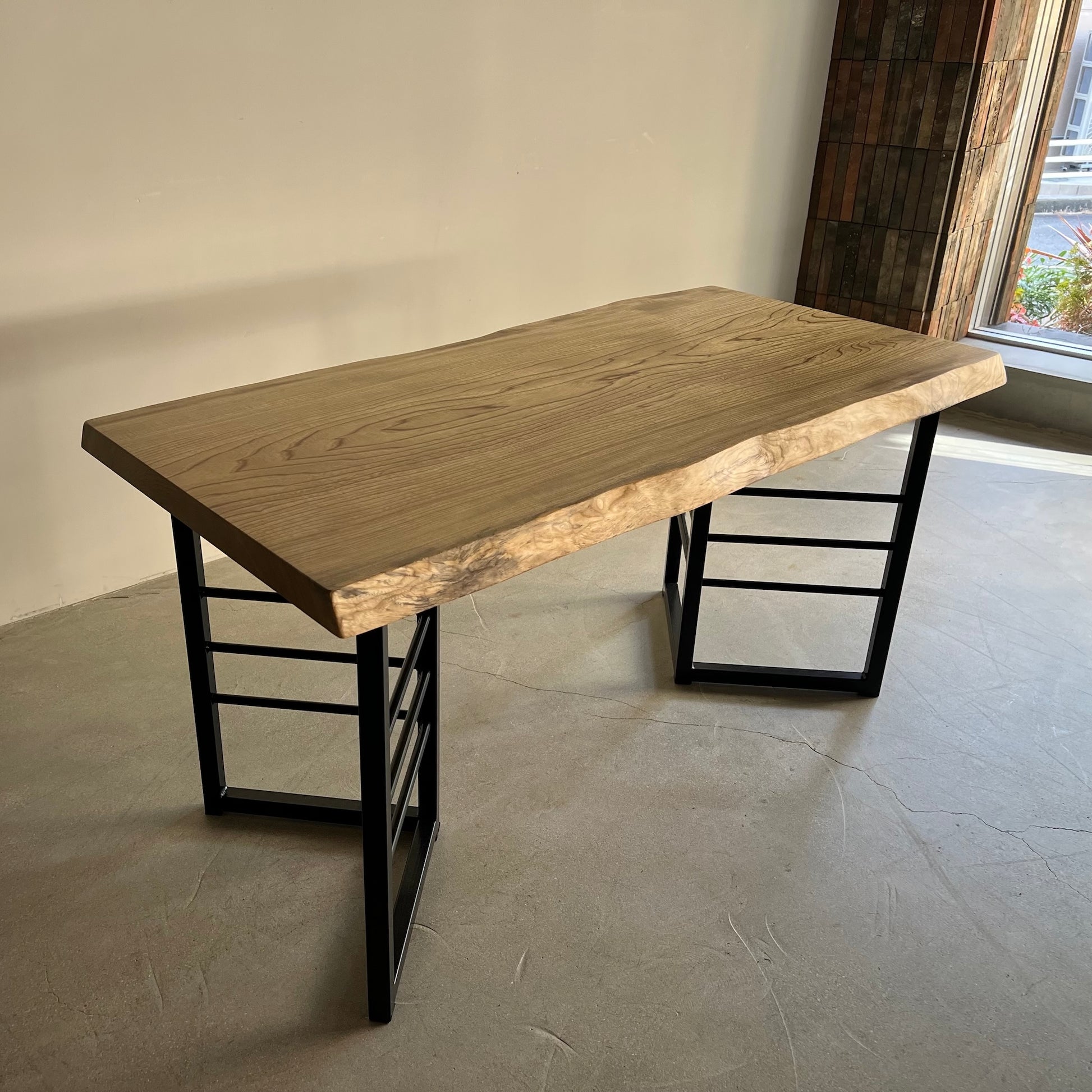 栓（せん）一枚板　MDスチール脚との組み合わせ写真