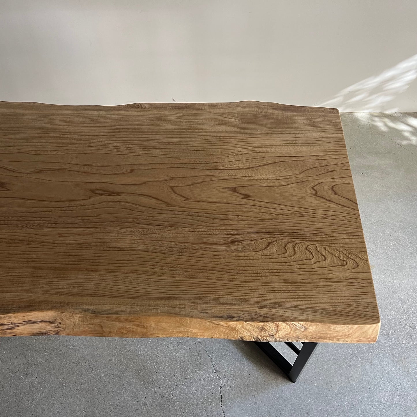 栓（せん）一枚板　木目の上からの写真