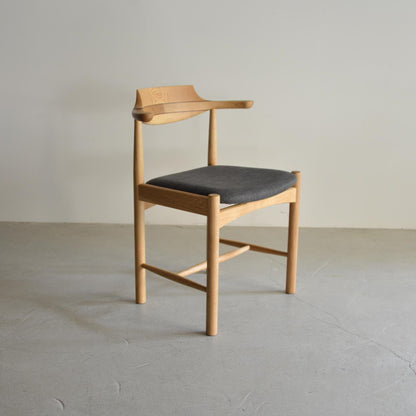 シズクルチェア（オーク・斜めから）