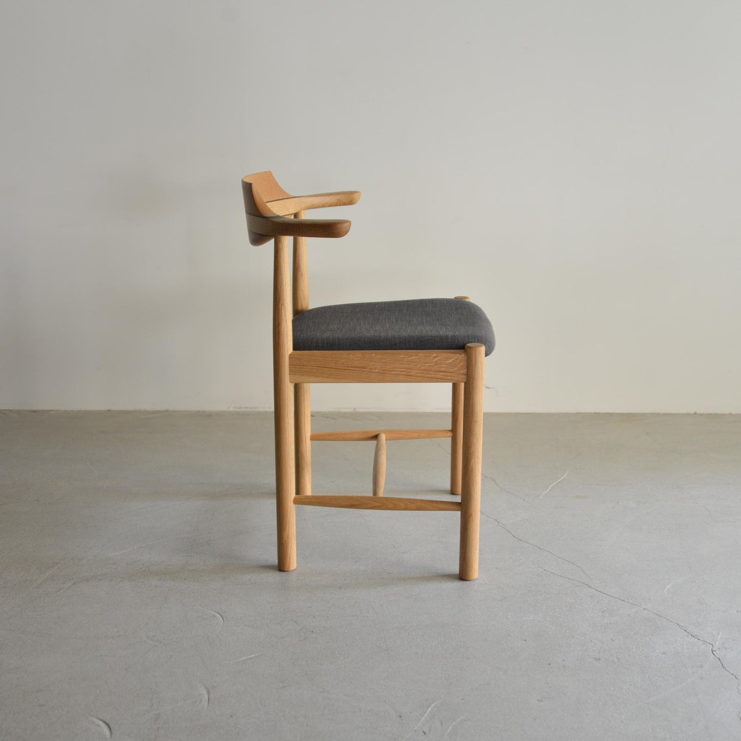 シズクルチェア（オーク・側面）