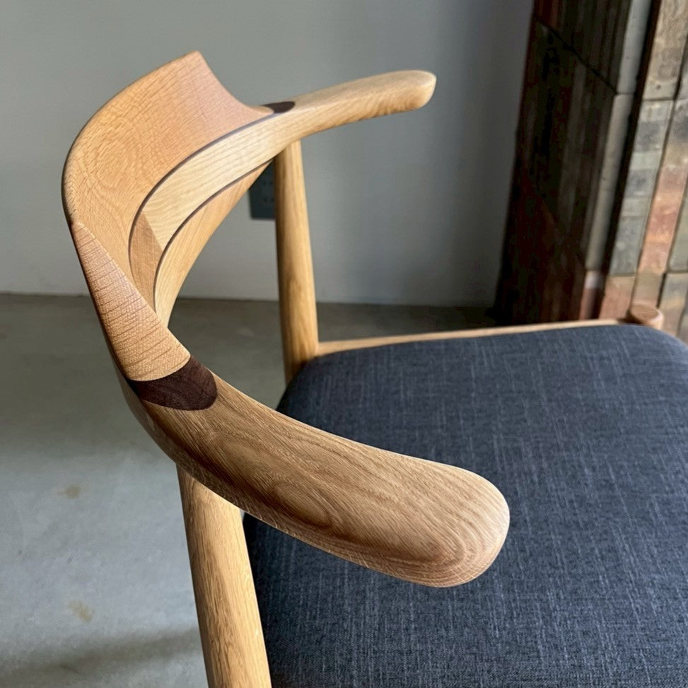 シズクルチェア（オーク・肘掛けのアップ）