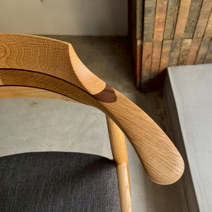 シズクルチェア（オーク・肘掛けのアップ）