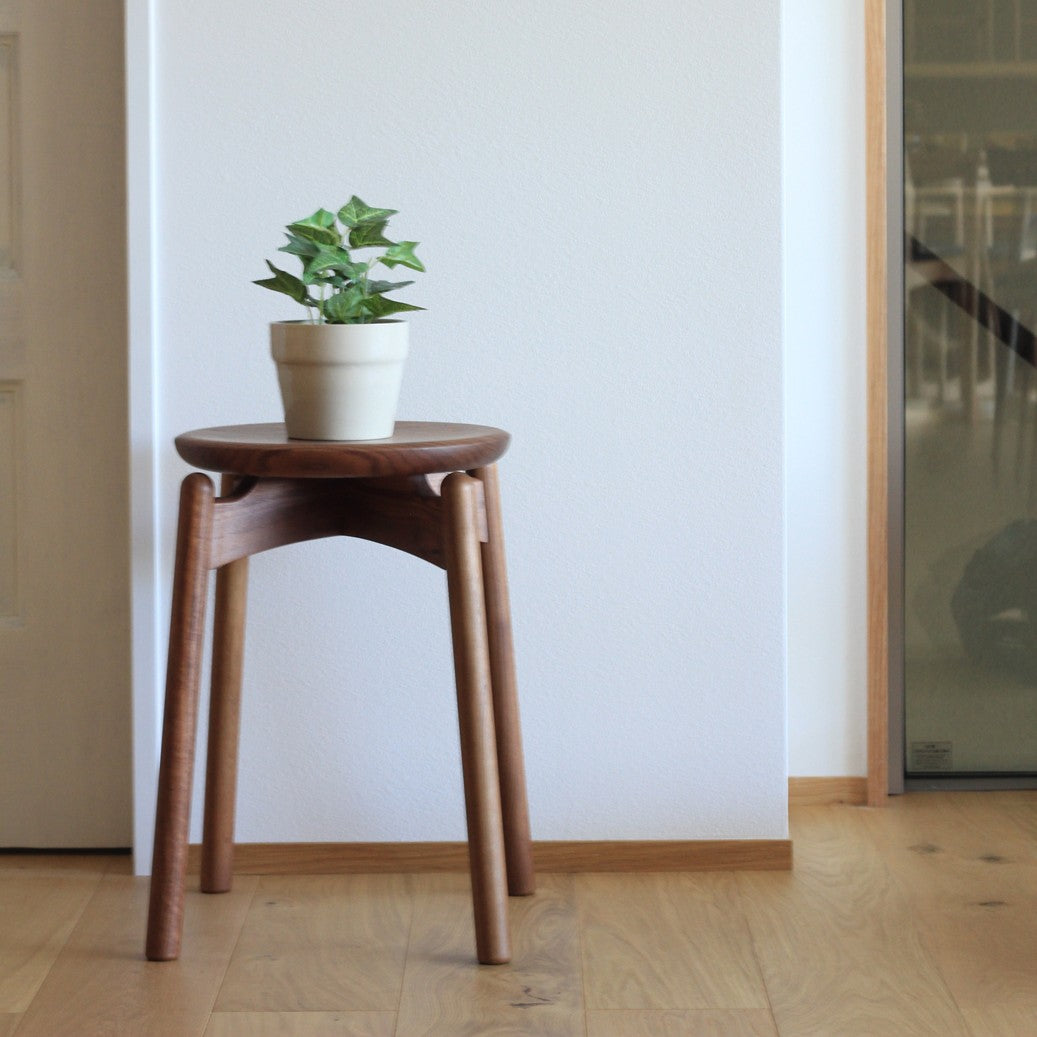 角のないやわらかな曲線｜シズクルスツール（板座） – 十二十家具