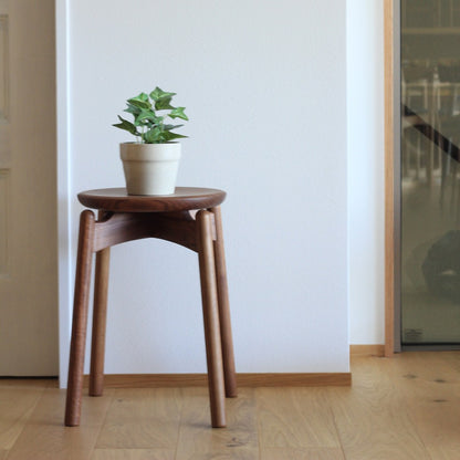 シズクルスツール（ウォールナット・板座・使用事例）