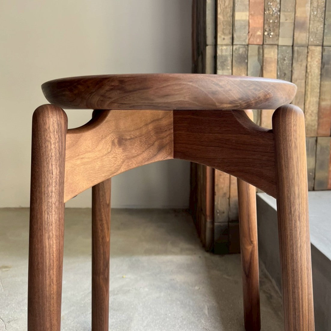 シズクルスツール（ウォールナット・板座・横から）