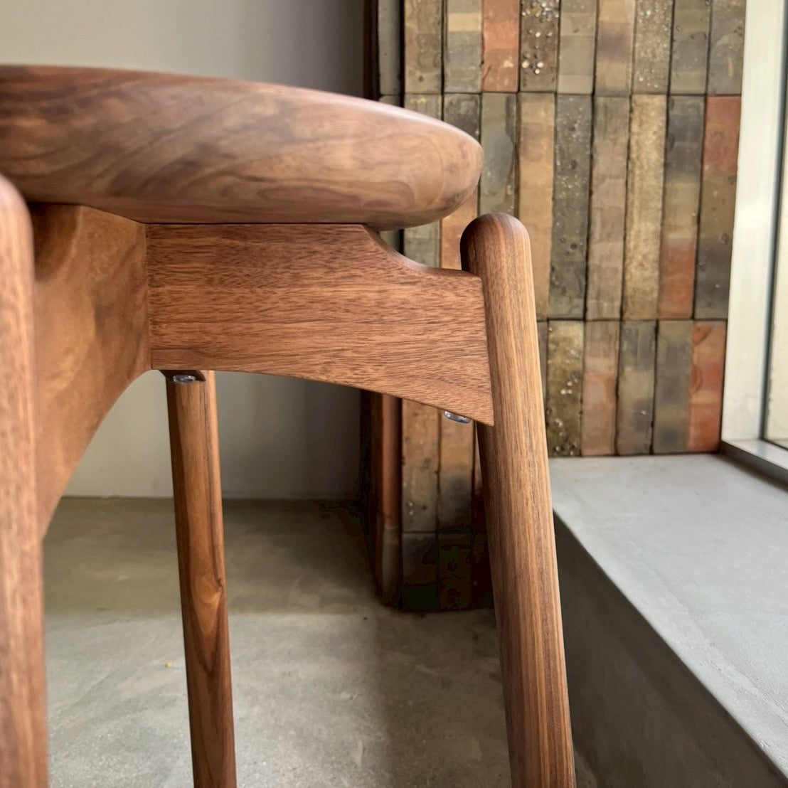 シズクルスツール（ウォールナット・板座・横から）