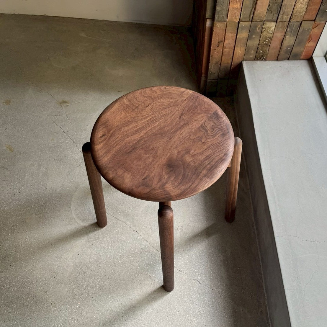 角のないやわらかな曲線｜シズクルスツール（板座） – 十二十家具
