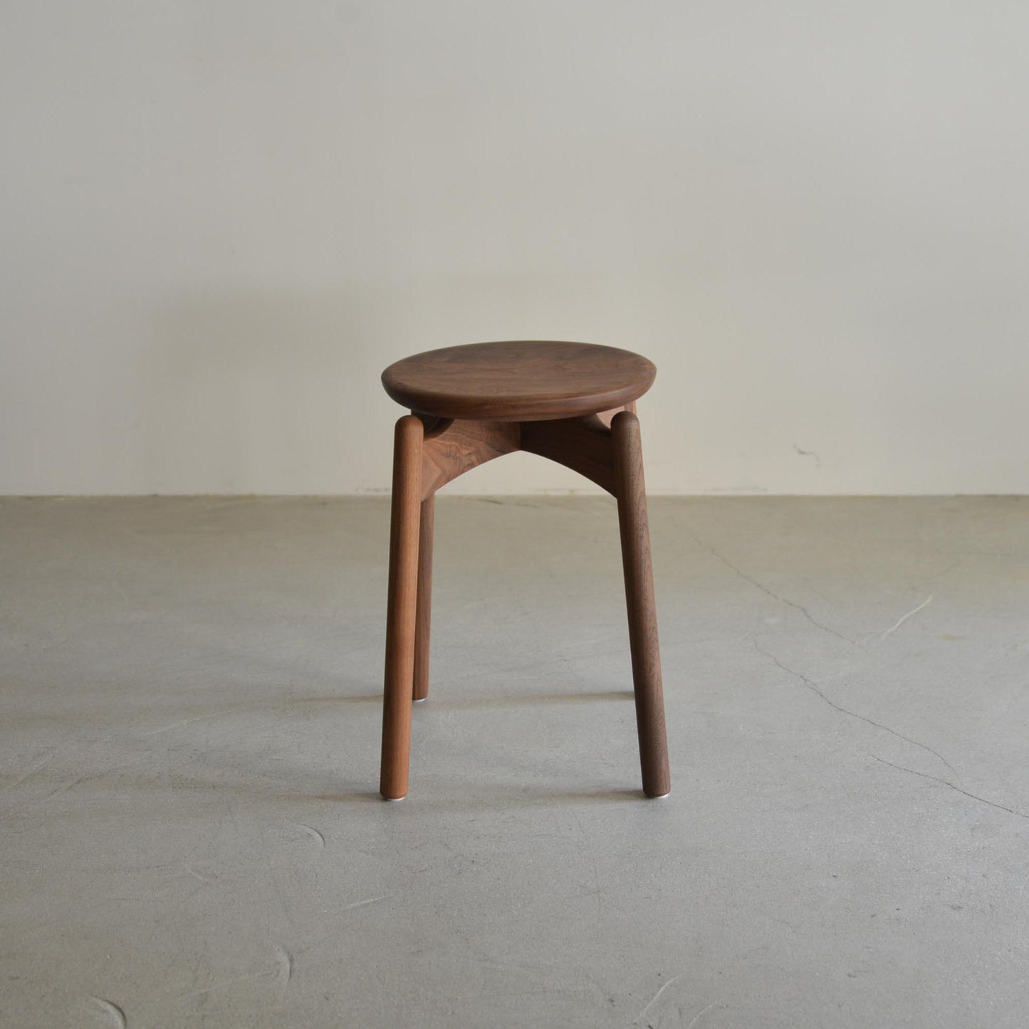 シズクルスツール（ウォールナット・板座・正面）