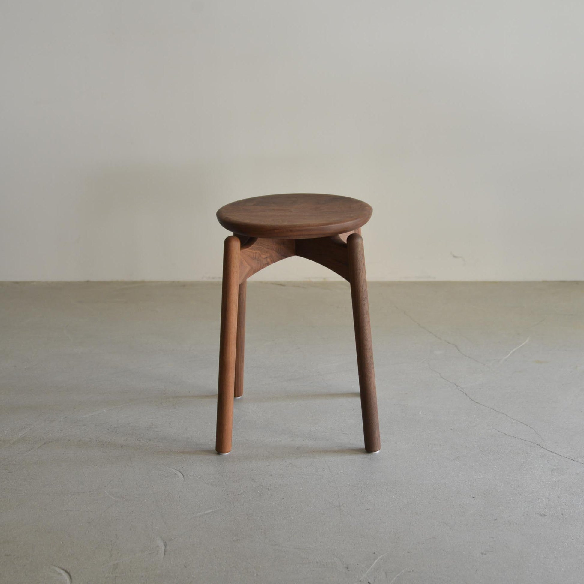 シズクルスツール（ウォールナット・板座・正面）