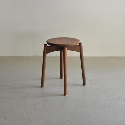 シズクルスツール（ウォールナット・板座・正面）