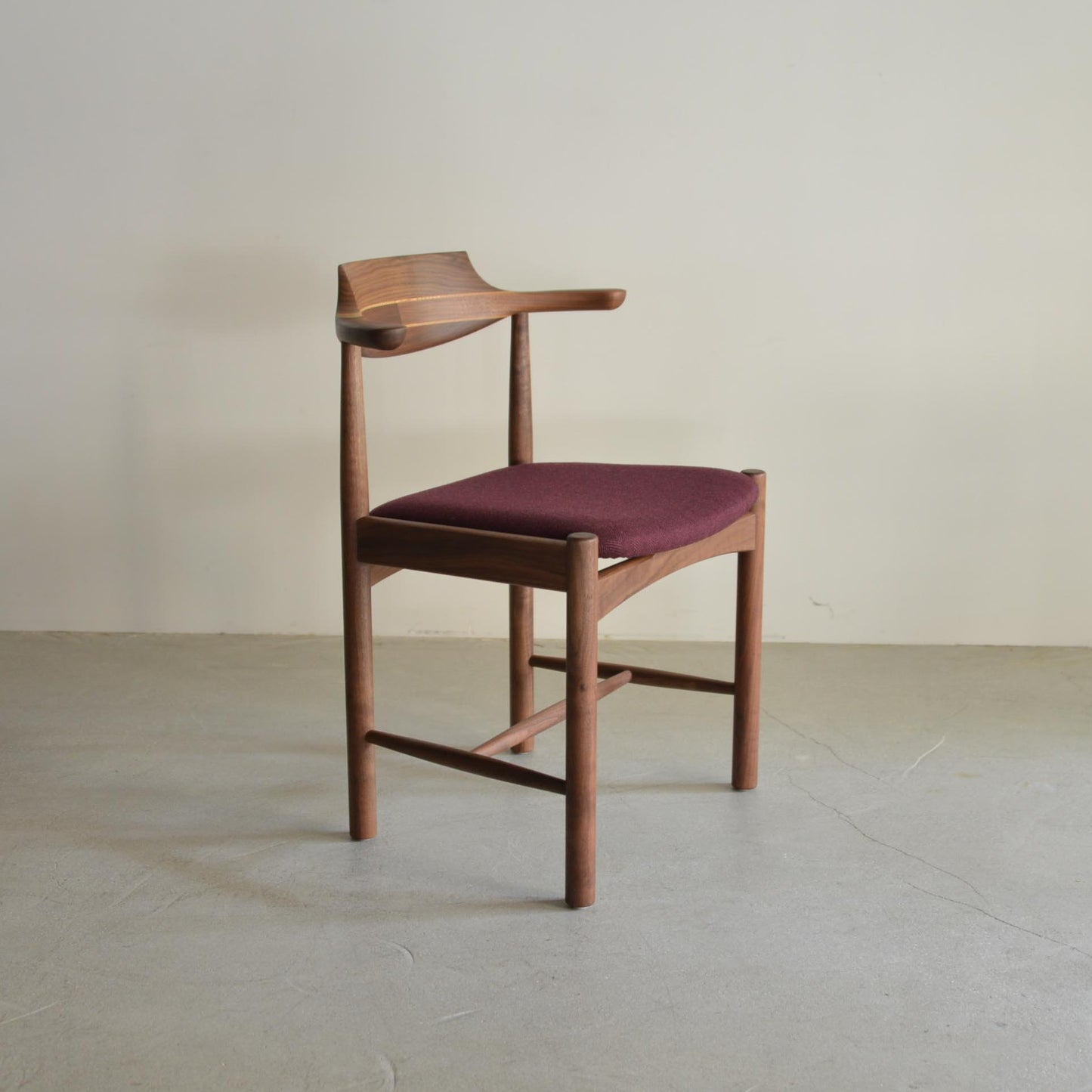 シズクルチェア（ウォールナット・斜めから）