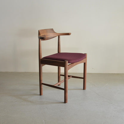 シズクルチェア（ウォールナット・斜めから）