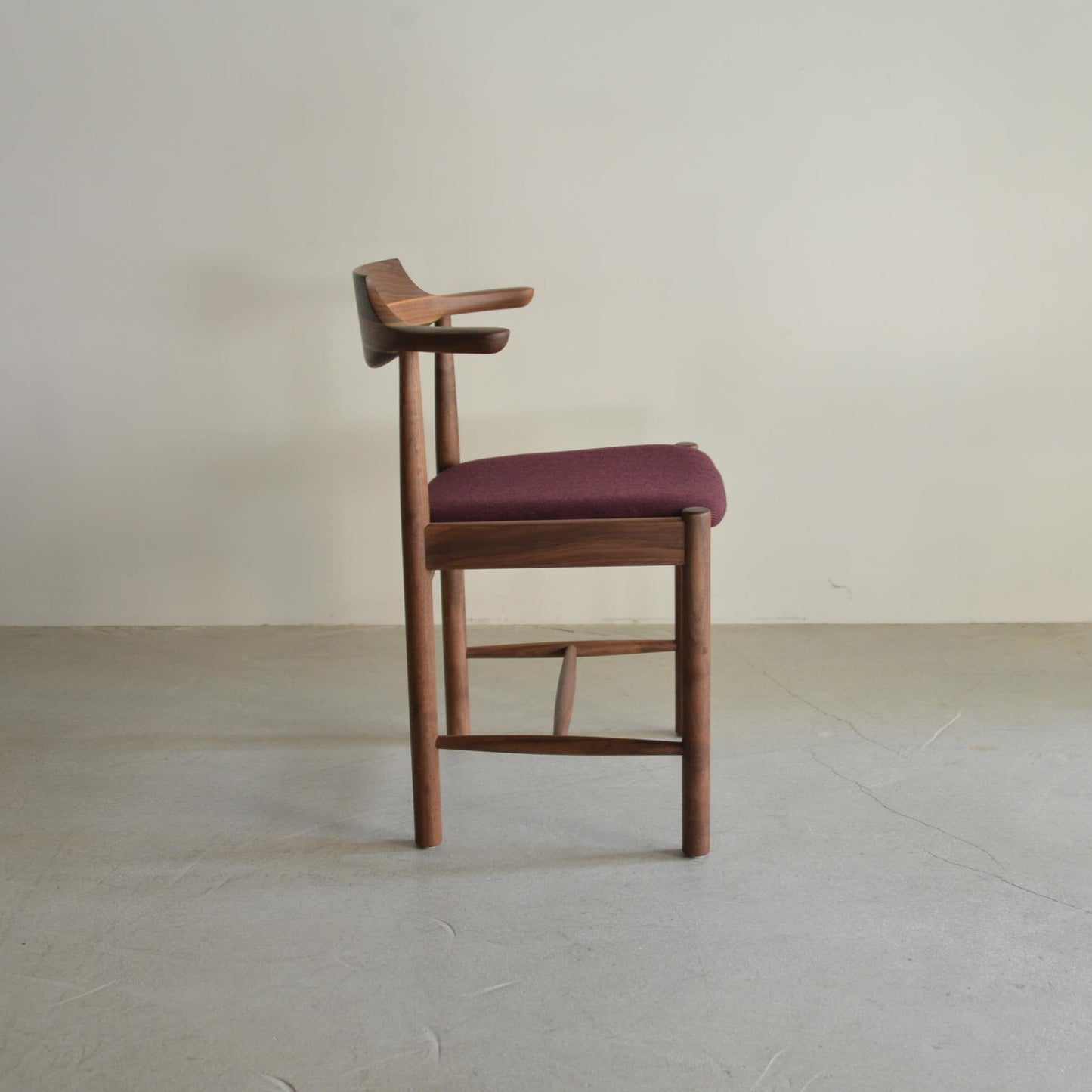 シズクルチェア（ウォールナット・側面）