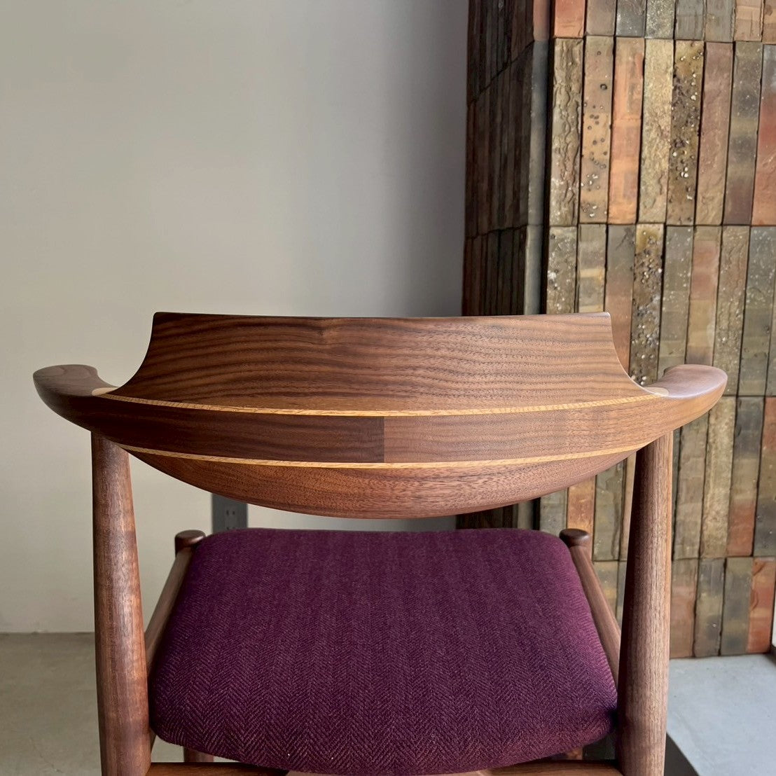 シズクルチェア（ウォールナット・背もたれのアップ）